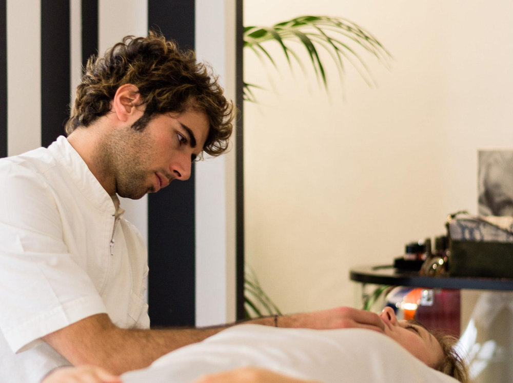 Nicolò Mariani, osteopata, mentre tratta un paziente in studio